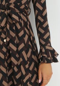 Born2be - Brązowa Sukienka Koszulowa w Geometryczny Wzór Looroc. Okazja: do pracy, na spotkanie biznesowe. Typ kołnierza: dekolt w serek. Kolor: brązowy. Długość rękawa: długi rękaw. Wzór: geometria. Typ sukienki: koszulowe. Styl: biznesowy, klasyczny #4