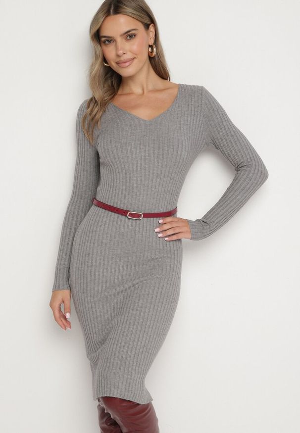 Born2be - Szara Prążkowana Sukienka z Wełną i Kaszmirem o Dopasowanym Kroju z Dekoltem w Serek Vaimanae. Okazja: na co dzień. Typ kołnierza: dekolt w serek. Kolor: szary. Materiał: wełna, prążkowany, kaszmir. Długość rękawa: długi rękaw. Sezon: zima, jesień. Typ sukienki: dopasowane. Styl: casual