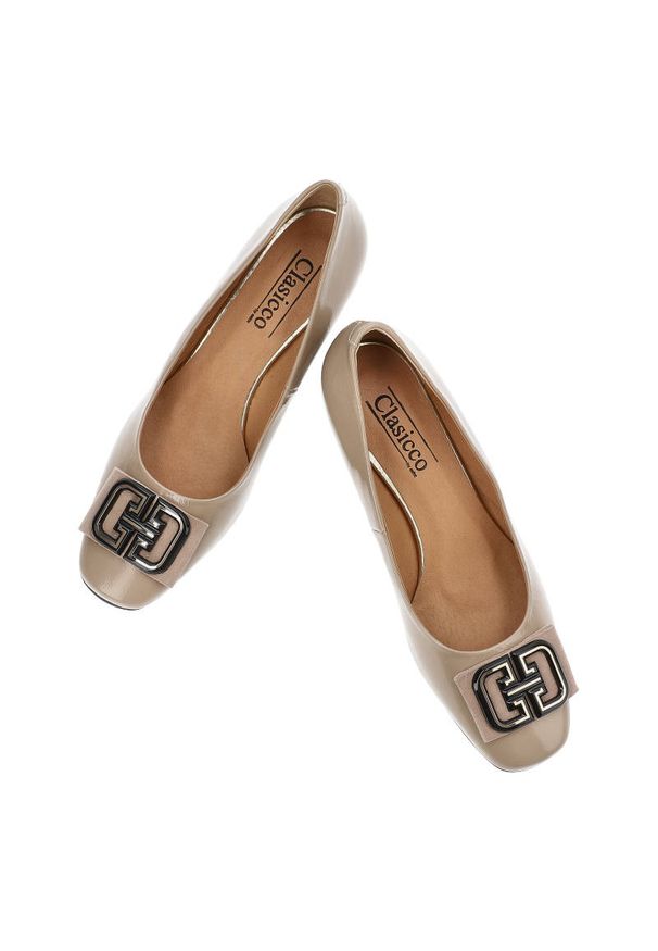 Beżowe Czółenka Clasicco Damskie Eleganckie Obuwie. Okazja: na randkę, na spotkanie biznesowe, do pracy. Zapięcie: klamry. Kolor: beżowy. Materiał: skóra. Szerokość cholewki: normalna. Styl: elegancki
