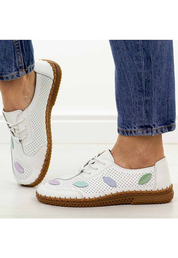 Białe ażurowe skórzane półbuty damskie Jezzi 8544. Okazja: na co dzień. Nosek buta: okrągły. Zapięcie: sznurówki. Kolor: biały. Szerokość cholewki: normalna. Wzór: ażurowy. Materiał: skóra. Sezon: wiosna, jesień, lato. Styl: casual, klasyczny