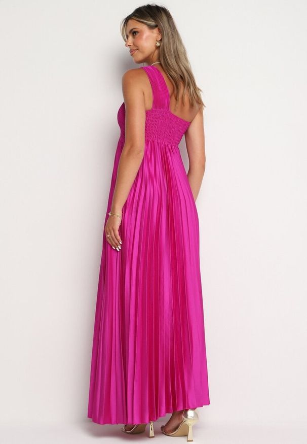 Born2be - Fioletowa Plisowana Sukienka na Jedno Ramię z Gumką w Pasie Elasha. Okazja: na wesele, na studniówkę, na ślub cywilny. Kolor: fioletowy. Materiał: materiał, satyna. Sezon: lato. Typ sukienki: w kształcie A, rozkloszowane, asymetryczne, plisowane. Styl: klasyczny