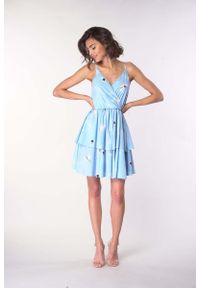 Nommo - Sukienka na Ramiączkach z Zakładanym Dekoltem - Błękitna. Kolor: niebieski. Materiał: poliester, wiskoza. Długość rękawa: na ramiączkach #1