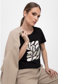 Volcano - Koszulka z graficznym nadrukiem T-MYKONOS. Okazja: na co dzień. Kolor: czarny. Materiał: skóra, bawełna, materiał, elastan. Długość: krótkie. Wzór: nadruk. Styl: klasyczny, casual #1