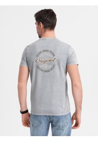 Ombre Clothing - Koszulka bawełniana z nadrukiem na klatce i plecach - szara V1 OM-TSWT-0201 - XXL. Okazja: na co dzień. Kolor: szary. Materiał: bawełna. Wzór: nadruk. Styl: klasyczny, vintage, casual #6