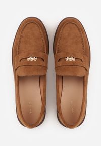 Renee - Brązowe Mokasyny VICES ze Skórzaną Wkładką i Metaliczną Ozdobą Sereisana. Nosek buta: okrągły. Kolor: brązowy. Materiał: skóra. Wzór: aplikacja. Obcas: na obcasie. Wysokość obcasa: niski #3