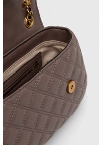 Guess torebka kolor brązowy. Kolor: brązowy. Materiał: pikowane. Rodzaj torebki: na ramię #5