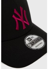New Era czapka kolor czarny z aplikacją. Kolor: czarny. Materiał: poliester. Wzór: aplikacja #2