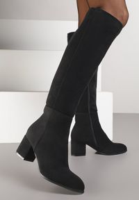 Renee - Czarne Kozaki Vices z Imitacji Zamszu na Niskim Obcasie Typu Słupek Ilovea. Okazja: na imprezę, na co dzień. Kolor: czarny. Materiał: zamsz. Obcas: na obcasie. Styl: casual. Wysokość obcasa: niski #6
