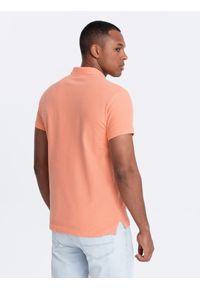 Ombre Clothing - Męska koszulka polo jednokolorowa BASIC z dzianiny pique - brzoskwiniowa V19 - Rozmiar: S. Okazja: na co dzień. Typ kołnierza: polo. Kolor: pomarańczowy. Materiał: dzianina. Wzór: haft, aplikacja, jednolity. Styl: sportowy, wizytowy, casual #9