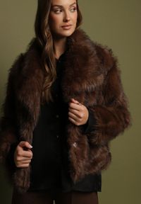 Born2be - Brązowa Kurtka Futerko z Ozdobnym Kołnierzem Devrenna. Okazja: na co dzień. Kolor: brązowy. Materiał: futro. Sezon: zima. Styl: klasyczny, casual, elegancki #7