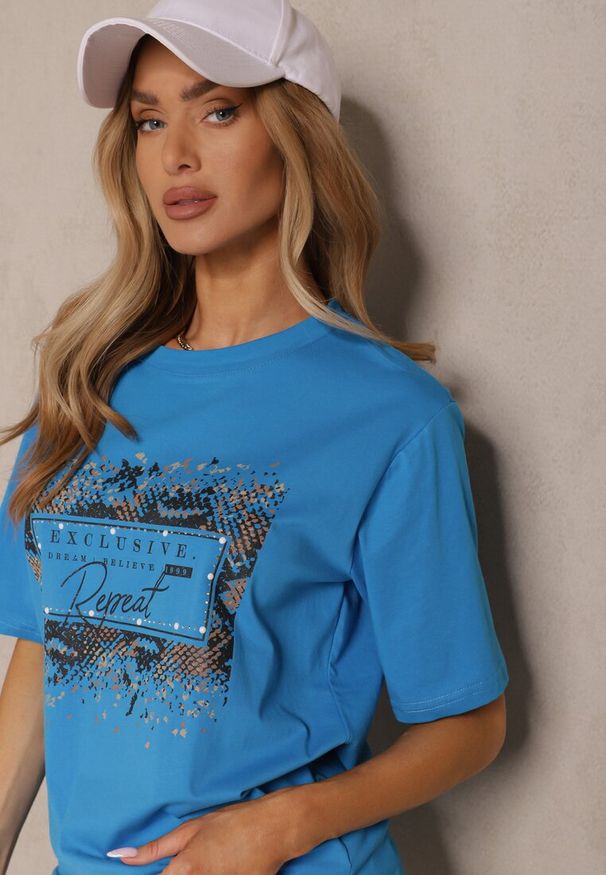 Renee - Niebieski T-shirt z Bawełny Zdobiony Nadrukiem z Cyrkoniami Idelunea. Okazja: na co dzień, na imprezę. Kolor: niebieski. Materiał: bawełna. Wzór: aplikacja, nadruk. Styl: klasyczny, elegancki, casual