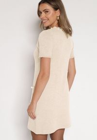 Born2be - Jasnobeżowa Trapezowa Sukienka Sweterkowa Ozdobiona Perełkami Eletusa. Okazja: na co dzień. Kolor: beżowy. Wzór: aplikacja. Typ sukienki: trapezowe. Styl: elegancki, casual. Długość: midi #2