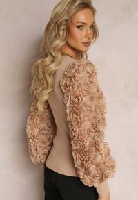 Renee - Beżowy Dopasowany Sweter z Bufiastymi Zdobionymi Rękawami Theoris. Kolor: beżowy. Materiał: wiskoza. Wzór: aplikacja #4