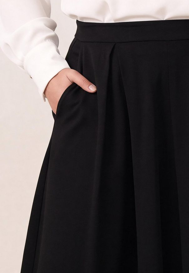 Born2be - Czarna Rozkloszowana Spódnica z Wysokim Stanem Ismotis. Okazja: na co dzień. Stan: podwyższony. Kolekcja: plus size. Kolor: czarny. Styl: casual