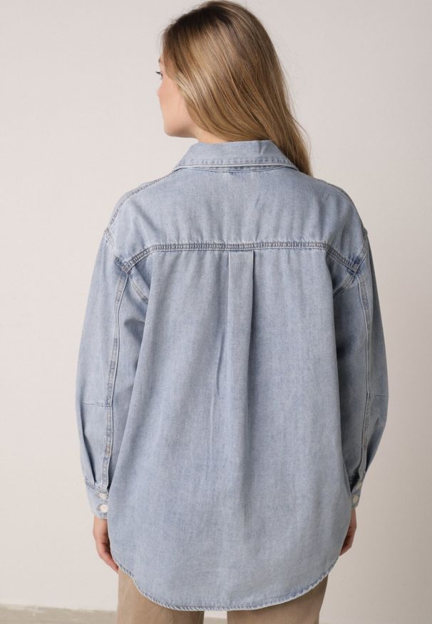 Born2be - Niebieska Koszula Jeansowa z Bawełną Ozdobiona Przeszyciami Junie. Kolor: niebieski. Materiał: bawełna, jeans. Wzór: aplikacja. Styl: elegancki