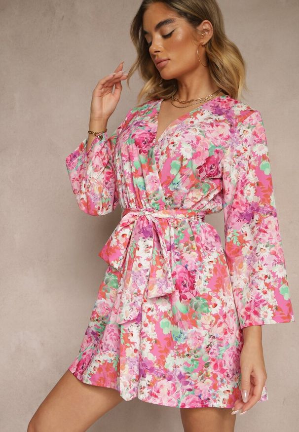 Renee - Różowy Kopertowy Kombinezon z Wiązanym Paskiem i Rozszerzanymi Rękawami Telurea. Okazja: na co dzień, na randkę. Kolor: różowy. Styl: casual, elegancki