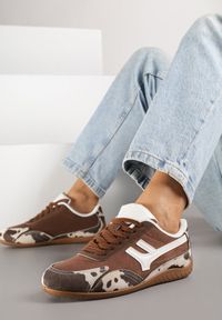 Born2be - Brązowe Sneakersy w Łaty Ozdobione Geometrycznym Wzorem Arulia. Okazja: na co dzień, na spacer. Kolor: brązowy. Materiał: jeans. Wzór: aplikacja, geometria. Sport: turystyka piesza