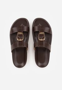 Born2be - Ciemnobrązowe Klapki z Ozdobną Klamrą i Paskiem Kaidine. Okazja: na co dzień. Kolor: brązowy. Materiał: jeans. Sezon: lato. Styl: casual, klasyczny #9