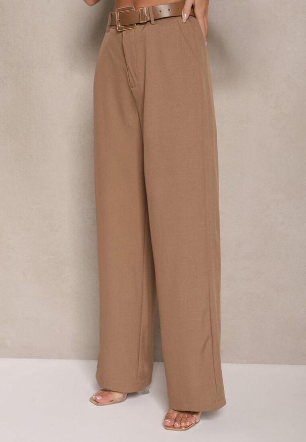 Renee - Jasnobrązowe Szerokie Spodnie Garniturowe z Wysokim Stanem i Paskiem z Klamrą Fevelira. Okazja: na co dzień, na spotkanie biznesowe. Stan: podwyższony. Kolor: brązowy. Styl: casual, elegancki, biznesowy