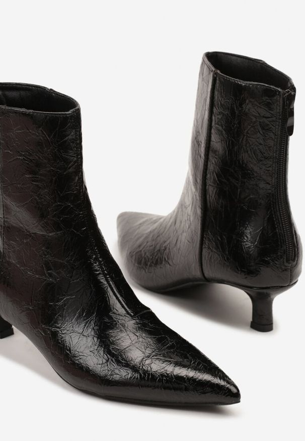 Born2be - Czarne Botki Vices na Obcasie Typu Kaczuszka z Tłoczeniem Zaimea. Okazja: na co dzień. Kolor: czarny. Obcas: na obcasie. Styl: klasyczny, casual, elegancki. Wysokość obcasa: średni