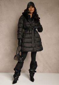 Renee - Czarna Pikowana Kurtka z Nieodpinanym Kapturem o Długim Kroju z Paskiem Lidassea. Okazja: na co dzień. Kolor: czarny. Materiał: jeans. Długość: długie. Styl: casual #2