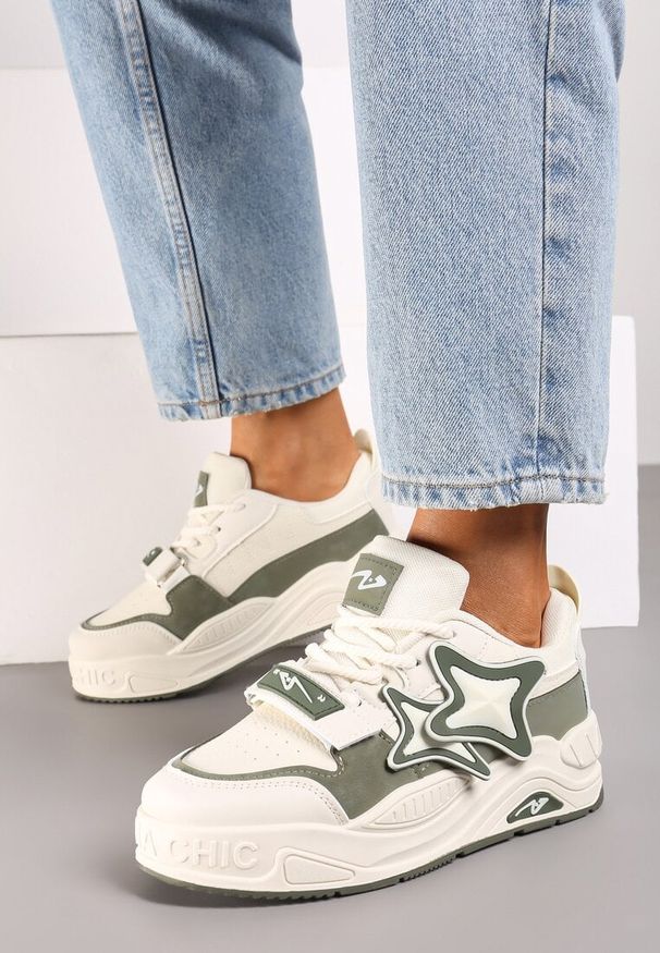 Born2be - Beżowo-Zielone Sneakersy na Grubej podeszwie z Zapięciem na Rzep i Aplikacją na Boku Arforina. Okazja: na co dzień. Nosek buta: okrągły. Zapięcie: rzepy. Kolor: beżowy. Materiał: jeans, materiał. Wzór: aplikacja. Obcas: na obcasie. Wysokość obcasa: niski