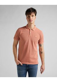 Lee - MESKA KOSZULKA LEE NAT DYE POLO RUST L65CQSUK 112145346. Typ kołnierza: polo #1