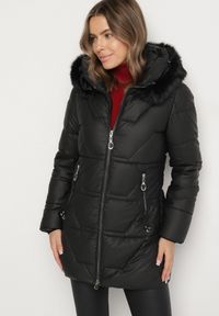Born2be - Czarna Taliowana Kurtka Pikowana z Kapturem z Futrem Nalaseva. Okazja: na co dzień. Typ kołnierza: kaptur. Kolor: czarny. Materiał: futro. Sezon: zima. Styl: casual, elegancki #5