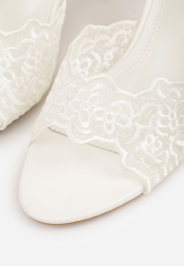 Born2be - Białe Klapki na Metalicznej Szpilce z Koronkową Cholewką Thyxyphise. Okazja: na co dzień, na wesele, na ślub cywilny. Kolor: biały. Materiał: koronka. Wzór: aplikacja. Styl: elegancki, klasyczny, casual