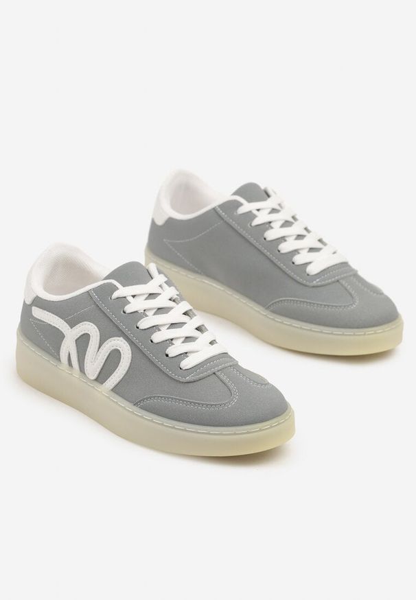 Renee - Niebieskie Sneakersy Kultowe Tenisówki Zdobione Abstrakcyjną Aplikacją Fendiva. Okazja: na co dzień. Zapięcie: sznurówki. Kolor: niebieski. Materiał: jeans. Wzór: aplikacja
