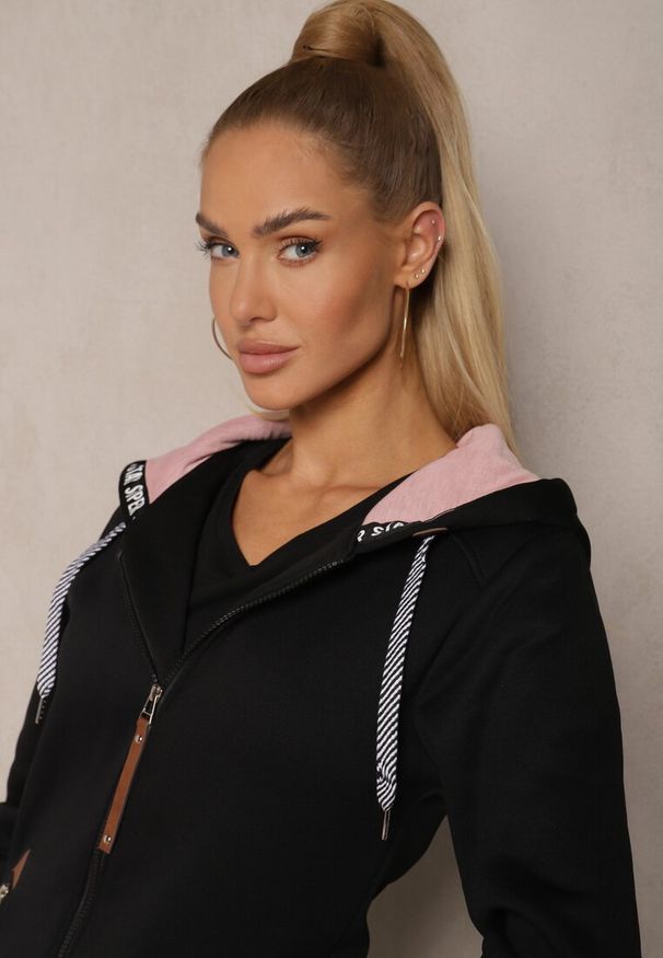 Renee - Czarna Bluza Długa z Kapturem Ozdobionym Napisami Sinellina. Okazja: na co dzień. Typ kołnierza: kaptur. Kolor: czarny. Materiał: jeans. Długość: długie. Wzór: napisy, aplikacja. Styl: casual