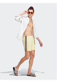 Adidas - adidas Szorty kąpielowe Originals Adicolor 3-Stripes Swim Shorts HT4410 Żółty Regular Fit. Kolor: żółty. Materiał: syntetyk