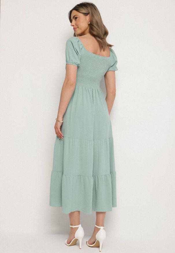 Born2be - Zielona Rozkloszowana Sukienka z Dekoltem Typu Hiszpanka z Marszczeniem Lumorice. Okazja: na co dzień. Typ kołnierza: dekolt hiszpanka. Kolor: zielony. Styl: casual, elegancki