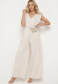 Born2be - Beżowy Wiązany Kombinezon z Prostymi Nogawkami i Wiskozą oraz Kwiatową Aplikacją Dimenna. Kolor: beżowy. Materiał: wiskoza. Wzór: aplikacja, kwiaty. Styl: elegancki #7