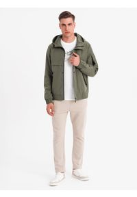 Ombre Clothing - Męska funkcjonalna kurtka przejściowa z kapturem – oliwkowa V2 - Rozmiar: S. Okazja: na co dzień. Typ kołnierza: kaptur. Kolor: oliwkowy. Materiał: tkanina, poliester, materiał. Wzór: gładki. Styl: casual #6