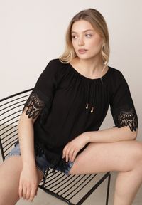 Born2be - Czarna Bluzka z Wiskozy w Stylu Boho z Koronką Sznurkami i Koralikami Dazzlebell. Okazja: na co dzień, do pracy, na spotkanie biznesowe. Kolor: czarny. Materiał: wiskoza, koronka. Wzór: koronka. Styl: boho #6