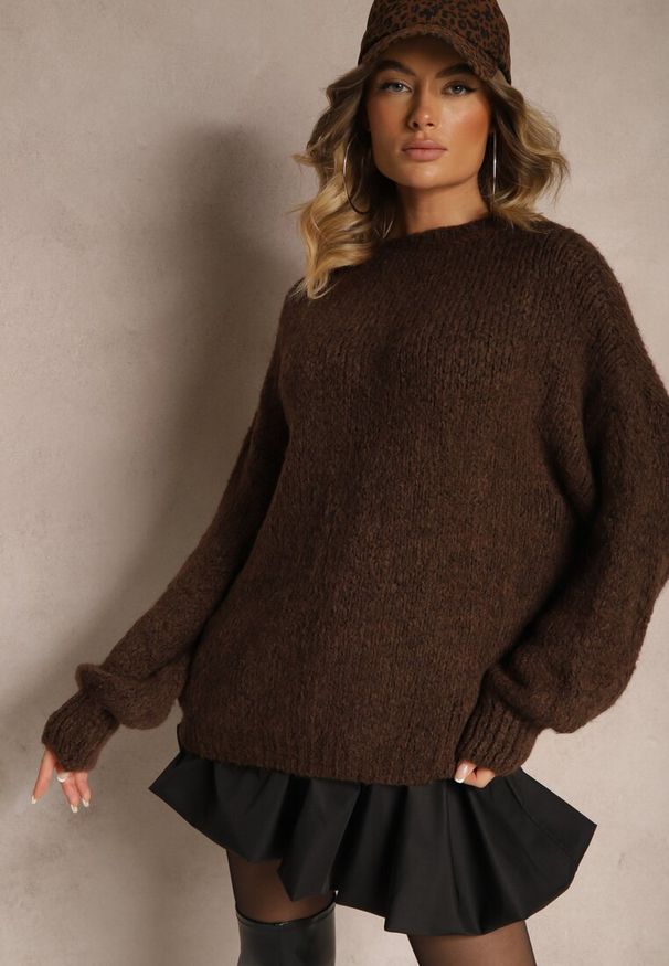 Renee - Brązowy Klasyczny Sweter z Wełną i Wiskozą o Luźnym Kroju Omethea. Okazja: na co dzień, na spacer. Kolor: brązowy. Materiał: wiskoza, wełna. Długość rękawa: długi rękaw. Długość: długie. Styl: klasyczny