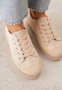 Renee - Beżowe Trampki z Imitacji Zamszu na Żłobionej Podeszwie Nivenatia. Kolor: beżowy. Materiał: zamsz. Styl: elegancki #2