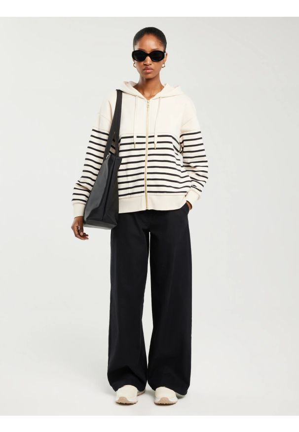 Big-Star - Bluza damska z kapturem rozpinana w paski kremowa Selina 103. Okazja: na co dzień. Typ kołnierza: kaptur. Kolor: biały. Wzór: paski. Styl: casual, elegancki, klasyczny