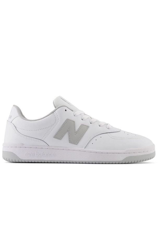 Buty New Balance BB80GRY - białe. Okazja: na co dzień. Kolor: biały. Materiał: skóra, guma, materiał, syntetyk. Szerokość cholewki: normalna. Sport: turystyka piesza, koszykówka