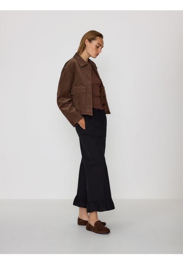 Reserved - Spodnie culotte z falbanką - czarny. Kolor: czarny. Materiał: bawełna