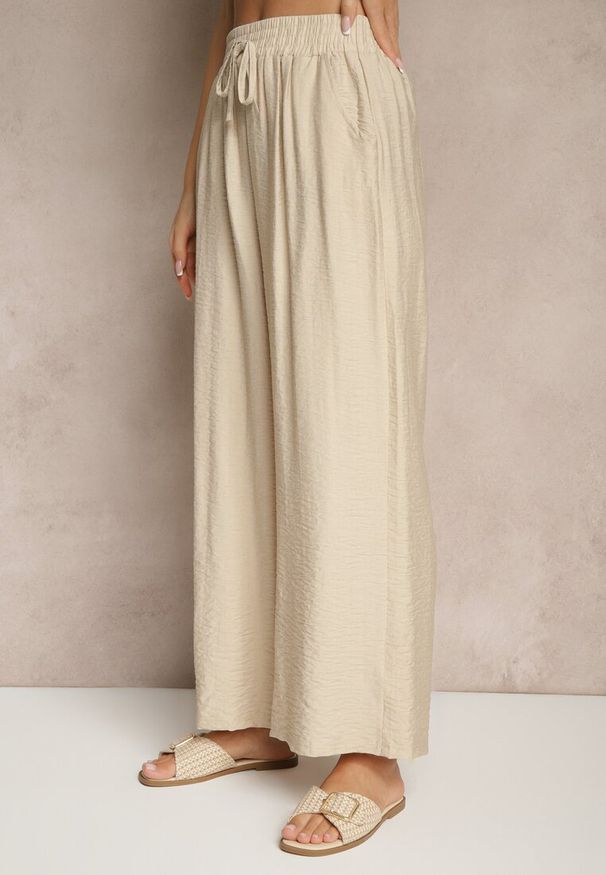 Renee - Beżowe Szerokie Spodnie High Waist z Wiskozy z Gumką w Talii Lannalie. Okazja: na co dzień. Stan: podwyższony. Kolor: beżowy. Materiał: wiskoza. Styl: casual, elegancki