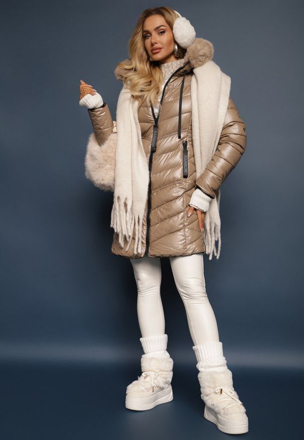 Renee - Ciemnobeżowa Pikowana Kurtka z Kapturem Zdobionym Odpinanym Futerkiem Tinetisa. Okazja: na co dzień. Typ kołnierza: kaptur. Kolor: beżowy. Materiał: futro. Wzór: aplikacja. Styl: casual, elegancki, klasyczny