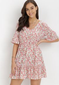 Born2be - Różowa Sukienka Myspheme. Typ kołnierza: dekolt w serek. Kolor: różowy. Materiał: tkanina. Długość rękawa: krótki rękaw. Wzór: kolorowy, kwiaty. Sezon: lato. Długość: mini #1