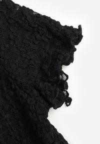 Renee - Czarne Body z Koronki z Krótkim Rękawem Dorilie. Okazja: na co dzień. Kolor: czarny. Materiał: koronka. Długość rękawa: krótki rękaw. Długość: krótkie. Wzór: koronka. Styl: casual, elegancki #2