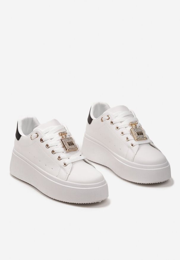 Renee - Biało-Czarne Sneakersy z Metaliczną Zawieszką na Sznurówkach Ozdobioną Cyrkoniami Edosa. Okazja: na spacer. Kolor: biały. Wzór: aplikacja. Sport: turystyka piesza