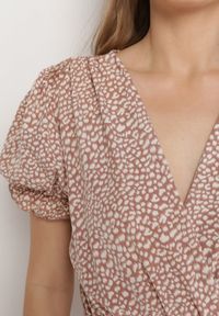 Born2be - Jasnobrązowa Sukienka z Gumką w Talii z Kopertowym Dekoltem Ianveia. Kolor: brązowy. Typ sukienki: kopertowe #7