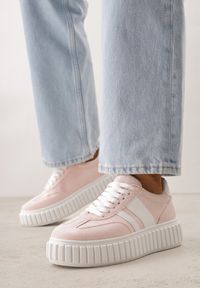 Renee - Różowe Sneakersy na Tłoczonej Platformie Ozdobione Dwoma Paskami Hesaia. Okazja: na co dzień. Zapięcie: pasek. Kolor: różowy. Materiał: jeans. Wzór: aplikacja. Obcas: na platformie #2