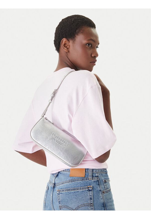 Tommy Jeans Torebka Tjw Must Metallic Shoulder Bag AW0AW18457 Srebrny. Kolor: srebrny. Materiał: skórzane