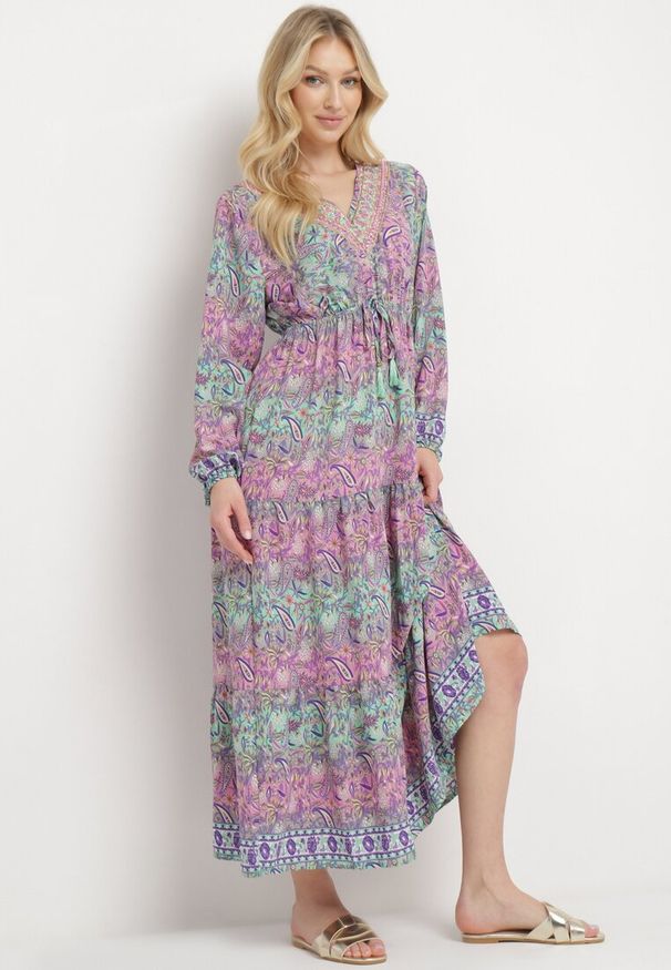 Born2be - Różowa Sukienka Rozkloszowana z Falbanką w Print Paisley Kapiss. Typ kołnierza: dekolt w kształcie V. Kolor: różowy. Długość rękawa: długi rękaw. Wzór: paisley, nadruk. Styl: klasyczny, elegancki